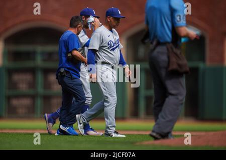 Los Angeles Dodgers designato Hitter Chris Taylor (3) ritorna al dugout con Los Angeles Dodgers Medical staging e Los Angeles Dodgers manager Foto Stock