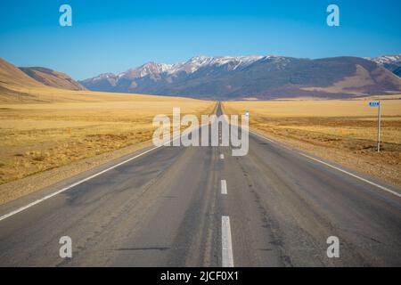 Il tratto Chuysky è una strada di montagna con una splendida vista ad Altai, Russia Foto Stock