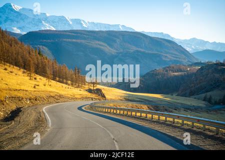 Il tratto Chuysky è una strada di montagna con una splendida vista ad Altai, Russia Foto Stock