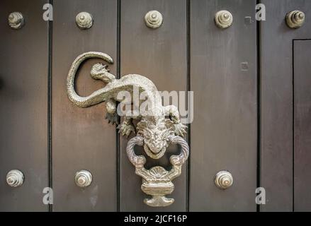 Primo piano di tradizionale bussare porta su porta di legno a Cartagena, Colombia Foto Stock