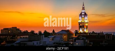 Splendida vista panoramica dopo il tramonto su Cartagena con la cattedrale illuminata di Cartagena contro il cielo giallo-arancio Foto Stock