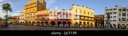 Panorama di un insieme di edifici storici colorati in una giornata di sole a Cartagena, Colombia, patrimonio mondiale dell'UNESCO Foto Stock