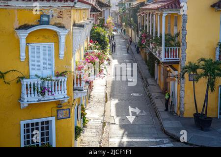 Vista ad alto angolo di una strada stretta con case storiche con balconi decorati al sole, Colombia, patrimonio mondiale dell'UNESCO Foto Stock