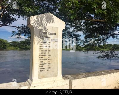 Piedra de Bolivar (pietra commemorativa di Bolivar) al fiume alla luce del sole, Santa Cruz de Mompox Foto Stock