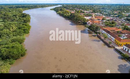 Vista aerea del fiume Magdalena e della storica città di Santa Cruz de Mompox alla luce del sole Foto Stock