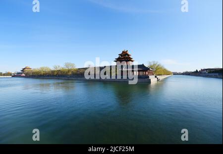 Una vista della torre d'angolo nord occidentale della Città Proibita con il fossato Tongzi davanti ad essa. Pechino, Cina. Foto Stock