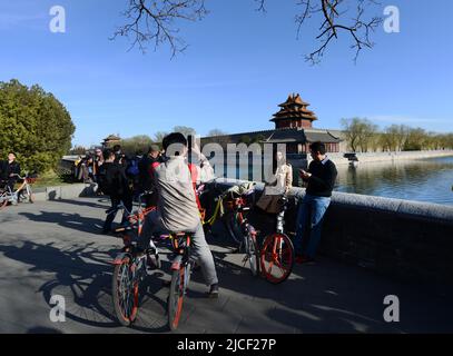 Turista godendo della vista della Città Proibita a Pechino, Cina. Foto Stock