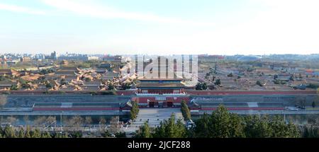 Una vista della città proibita vista dalla cima del Parco di Jingshan a Pechino, Cina. Foto Stock