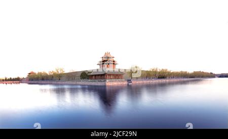 Una vista della torre d'angolo nord occidentale della Città Proibita con il fossato Tongzi davanti ad essa. Pechino, Cina. Foto Stock