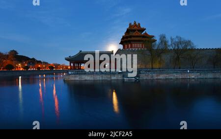 Una vista della torre d'angolo nord occidentale della Città Proibita con il fossato Tongzi davanti ad essa. Pechino, Cina. Foto Stock