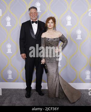 New York, Stati Uniti. 13th giugno 2022. Bernadette Peters arriva sul tappeto rosso in occasione dell'annuale Tony Awards 75th alla radio City Music Hall il 12 giugno 2022 a New York City. Foto di John Angelillo/UPI Credit: UPI/Alamy Live News Foto Stock