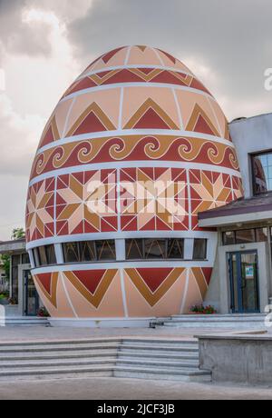 Kolomia, Ucraina 10.07.2021. Il museo di Pysanka a Kolomia, Ucraina, in una giornata estiva nuvolosa Foto Stock