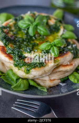 Pane piatto indiano naan su un tavolo Foto Stock