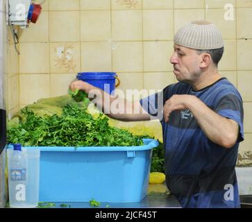 Preparazione falafel al ristorante Abu Shukri nel quartiere musulmano nella città vecchia di Gerusalemme. Foto Stock