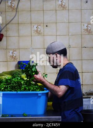 Preparazione falafel al ristorante Abu Shukri nel quartiere musulmano nella città vecchia di Gerusalemme. Foto Stock