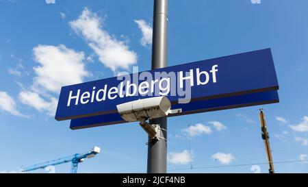 Heidelberg, Germania - 25 ago 2021: Destinazione raggiunta: Cartello 'Heidelberg Hbf' alla stazione centrale di Heidelberg. Foto Stock
