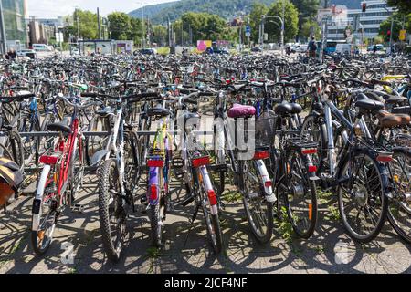 Heidelberg, Germania - 25 agosto 2021: Biciclette parcheggiate di fronte all'Heidelberger Hauptbahnhof (stazione centrale di Heidelberg). Foto Stock