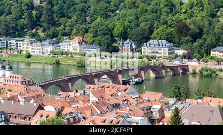 Heidelberg, Germania - ago 25, 2021: Vista sul vecchio ponte di Heidelberg (Alte Brücke). Foto Stock