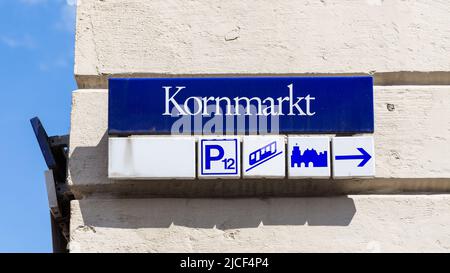 Heidelberg, Germania - 25 agosto 2021: Cartello Kornmarkt. Famosa strada nel centro della città di Heidelberg. Foto Stock