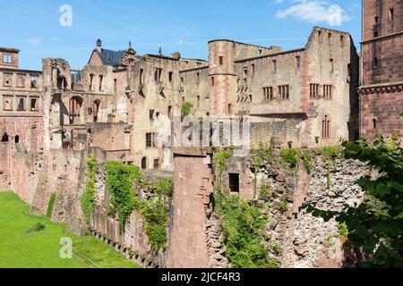 Heidelberg, Germania - 25 agosto 2021: Una vista più vicina sul castello di Heidelburg: Rovine della torre 'Seltenleer' e il 'Westzwinger'. Foto Stock
