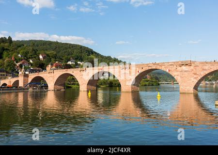 Heidelberg, Germania - 25 agosto 2021: Panorama dell'Alte Brücke (vecchio ponte). Ponte storico e punto di riferimento di Heidelberg. Foto Stock