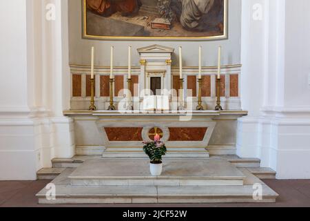 Heidelberg, Germania - 26 agosto 2021: Altare con bibbia aperta e sei candele. All'interno della chiesa cattolica dei Gesuiti. Foto Stock