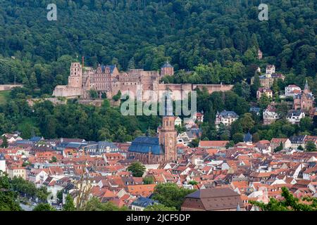 Heidelberg, Germania - 26 agosto 2021: Paesaggio urbano di Heidelberg con il Palazzo Heidelberg e la Chiesa dello Spirito Santo. Foto Stock