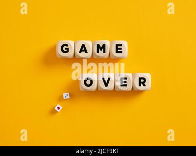 Il gioco di parola sopra su cubi di legno con dadi di gioco. Concetto di fallimento, perdita o gioco d'azzardo. Foto Stock