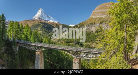 Ponte di Findelbach con vista sul Cervino, le Alpi svizzere, Zermatt, Vallese, Svizzera Foto Stock
