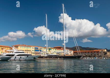 Barche nel porto, Portoferraio, Isola d'Elba, Provincia di Livorno, Toscana, Italia Foto Stock
