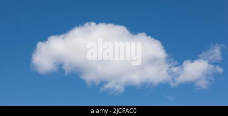 Nuvole bianche contro il cielo blu Foto Stock