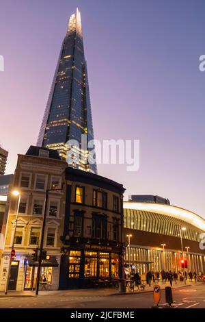 Inghilterra, Londra, Southwark, Tooley Street a Dusk e The Shard Foto Stock