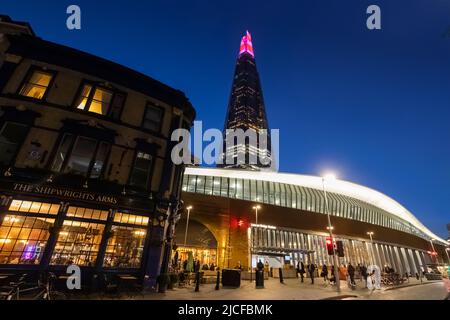 Inghilterra, Londra, Southwark, Tooley Street a Dusk e The Shard Foto Stock