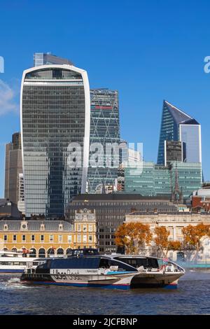 Inghilterra, Londra, City of London Skyline e il Tamigi con Thames Clippers Uber Boat nel primo piano Foto Stock