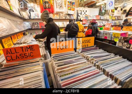 Inghilterra, Londra, Shoreditch, Brick Lane, Vintage Record Shop, Clienti che guardano alla Vinyl LP Records Foto Stock