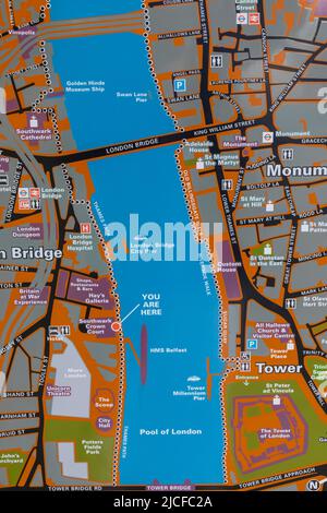 Inghilterra, Londra, Mappa stradale della zona del Tamigi tra London Bridge e Tower Bridge Foto Stock