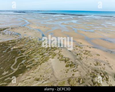 Paesaggio mudflat vicino a St Vaast la Hougue dall'aria, Normandia Foto Stock