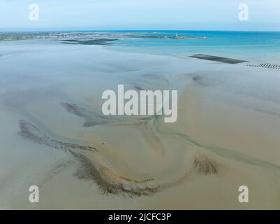 Paesaggio mudflat vicino a St Vaast la Hougue dall'aria, Normandia Foto Stock