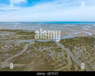 Paesaggio mudflat vicino a St Vaast la Hougue dall'aria, Normandia Foto Stock