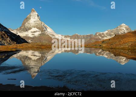 Vista sul Riffelsee fino al Cervino (4478m), Alpi Svizzere, Vallese, Svizzera Foto Stock