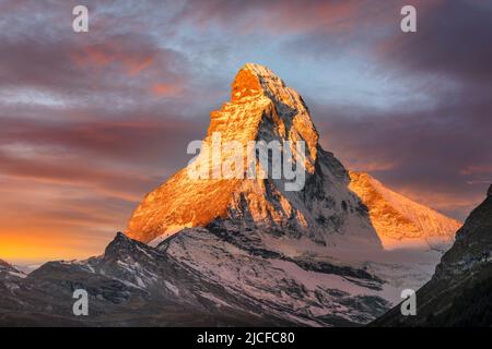 Cervino (4478m) all'alba, Alpi svizzere, Zermatt, Vallese, Svizzera Foto Stock