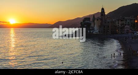 Tramonto sulla spiaggia cittadina di Camogli, Rivera di Levante, provincia di Genova, Liguria, Italia Foto Stock