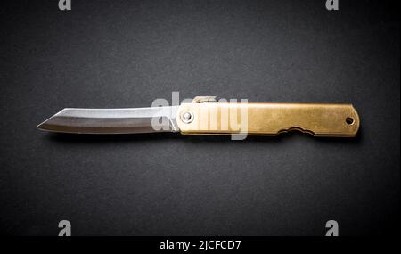 Coltello tascabile giapponese tradizionale higonokami isolato su