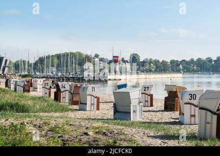 Germania, Schleswig-Holstein, Eckernförde, spiaggia della città, sedie da spiaggia Foto Stock