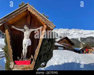 Croce di fronte a Hämmermoosalm in inverno, montagne, cielo blu, natura, Gesù Cristo, Gaistal, Olympiaregion Seefeld, Leutasch, Tirolo, Austria Foto Stock