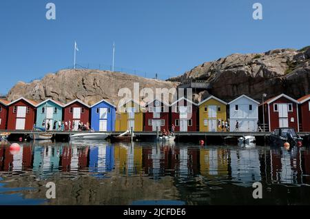 Svezia, Bohuslän, Smögen, capanne colorate Foto Stock