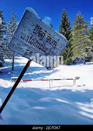 cartello stradale con intemperie di fronte alla barriera chiusa Foto Stock