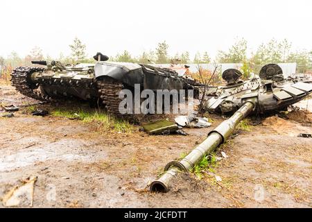 Carri armati sulla strada poco prima Borodianka Foto Stock