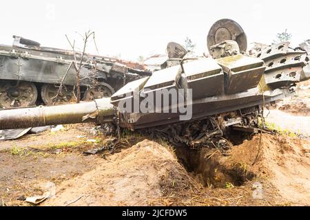 Carri armati sulla strada poco prima Borodianka Foto Stock