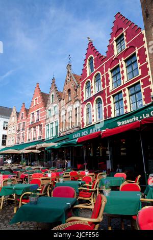 Edifici storici, ristoranti all'aperto e caffetterie che circondano la Piazza del mercato, Bruges, Fiandre Occidentali, Belgio Foto Stock